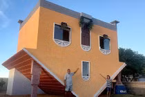 Những ngôi nhà lộn ngược kỳ quặc trên thế giới