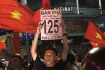 Đi "bão" mừng U23, thanh niên giơ cao quảng cáo bán nhà