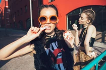 3 cách giúp mái tóc vào nếp dù phải đội mũ bảo hiểm