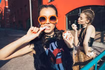 3 cách giúp mái tóc vào nếp dù phải đội mũ bảo hiểm