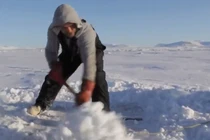 Video: Nhóm người đào hố băng rồi kéo lên một chiếc lồng, kết cục bất ngờ