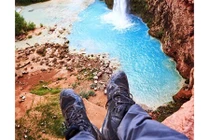 Phượt thủ nổi tiếng với ảnh chụp đôi bàn chân đi khắp thế gian