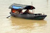 Video: Nước biển Hạ Long bị “nhuộm” màu vàng đục