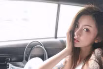 Góc nghiêng "hết hồn" của mỹ nữ xăm trổ trong thang máy