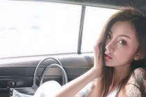 Góc nghiêng "hết hồn" của mỹ nữ xăm trổ trong thang máy