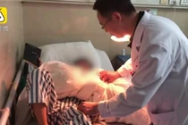 Không làm bài tập về nhà đúng giờ, cậu bé bị cha đánh gãy chân