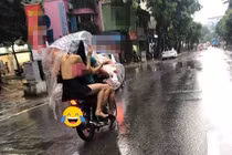 Nhức mắt thiếu nữ "thà ướt người còn hơn ướt áo" giữa trời mưa
