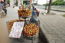 Màn gây lú tinh vi của hàng hoa quả vỉa hè