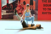 Video: Tài xế xe tải tung cú “song phi” hạ gục tên cướp điện thoại