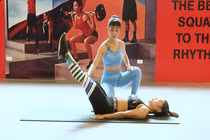 Video: Tài xế xe tải tung cú “song phi” hạ gục tên cướp điện thoại