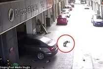 Video: Bố lùi xe thiếu quan sát đã cán qua người con trai 3 tuổi