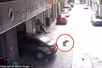 Video: Bố lùi xe thiếu quan sát đã cán qua người con trai 3 tuổi