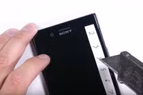 Dùng dao thử độ cứng màn hình Xperia XZ Premium