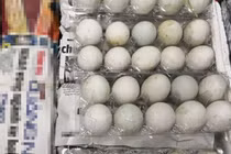 Bánh tét, trứng vịt lộn... ra nước ngoài: Món quà "hồn Việt" và tiền phạt khủng