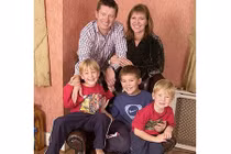 Nuôi 3 người con hơn 20 năm mới biết mình bị vô sinh