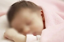 Họ hàng bảo "con giống mẹ", chồng đa nghi đòi xét nghiệm AND