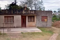 Cô gái bị bố xích vào chân giường 20 năm vì quen bạn trai