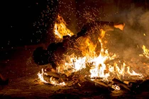 Video: Tục kiêng khem kỳ lạ để nhảy múa trong lửa không bị bỏng