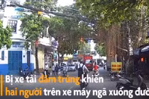 Video: Xe máy vượt phải bị xe tải đâm ngã xuống đường
