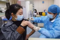 5 mẹo giúp giảm nhanh phản ứng phụ sau khi tiêm vắc xin COVID-19