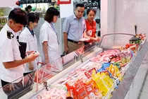 Video: Bao bì giả lộng hành trên thị trường bánh kẹo Tết