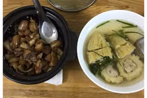 Vợ chăm con nấu bữa cơm 2 món, chồng chê hất đổ cả mâm