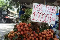 Những màn "gây lú" của hàng hoa quả vỉa hè
