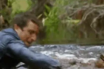 Video: Người đàn ông và cuộc chiến với sinh vật bí ẩn bên dưới nước