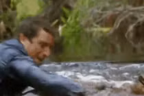 Video: Người đàn ông và cuộc chiến với sinh vật bí ẩn bên dưới nước