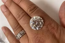 Người phụ nữ "suýt" vứt viên kim cương trị giá 2 triệu bảng Anh