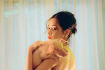 Lộ thêm cảnh "đỏ mặt" của Chi Pu trong hậu trường quay MV 16+