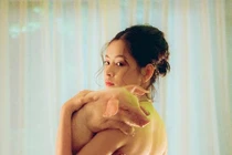 Lộ thêm cảnh "đỏ mặt" của Chi Pu trong hậu trường quay MV 16+