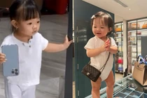 Con gái Cường Đô La cầm điện thoại hơn 30 triệu làm đồ chơi