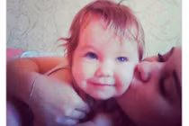 Phẫn nộ bé gái 3 tuổi bị mẹ bỏ đói đến chết trong nhà