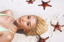 Quỳnh Anh Shyn bị chỉ trích vì mang sao biển lên bờ sống ảo