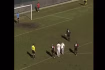 Video: Bị trọng tài từ chối dù sút thành công quả penalty