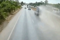 Video: Nổ lốp 2 lần liên tiếp, xe bán tải lộn nhào trên cao tốc
