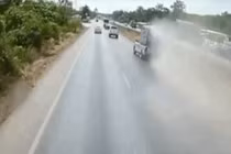 Video: Nổ lốp 2 lần liên tiếp, xe bán tải lộn nhào trên cao tốc