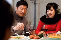 Con gái rơi đũa liên tục, mẹ gọi cảnh sát cứu cả gia đình