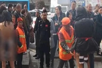 Bị bắt quả tang ăn trộm, "nữ tặc" lột sạch quần áo hòng trốn tội