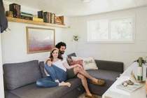 Đôi vợ chồng trẻ vẫn sống hạnh phúc trong căn nhà 28m² bình yên