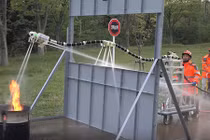 Video: Cứu hỏa theo cách thần kỳ nhờ máy chữa cháy biết bay