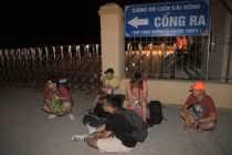 Khách du lịch “tố” tàu Ka Long bỏ rơi khách trong đêm tại Cái Rồng