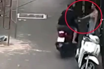 Video: Cô gái đứng bên đường bị giật túi xách nhanh như chớp