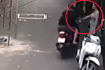 Video: Cô gái đứng bên đường bị giật túi xách nhanh như chớp