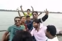 Kết đau lòng cho nhóm thanh niên mê mải selfie giữa hồ