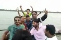 Kết đau lòng cho nhóm thanh niên mê mải selfie giữa hồ