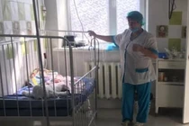 Chơi đùa cạnh chậu nước nóng, bé trai suýt bị luộc sống