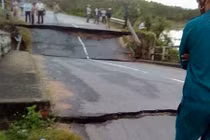 Video: Cầu ở Bình Thuận đổ sập, giao thông tê liệt