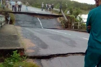 Video: Cầu ở Bình Thuận đổ sập, giao thông tê liệt